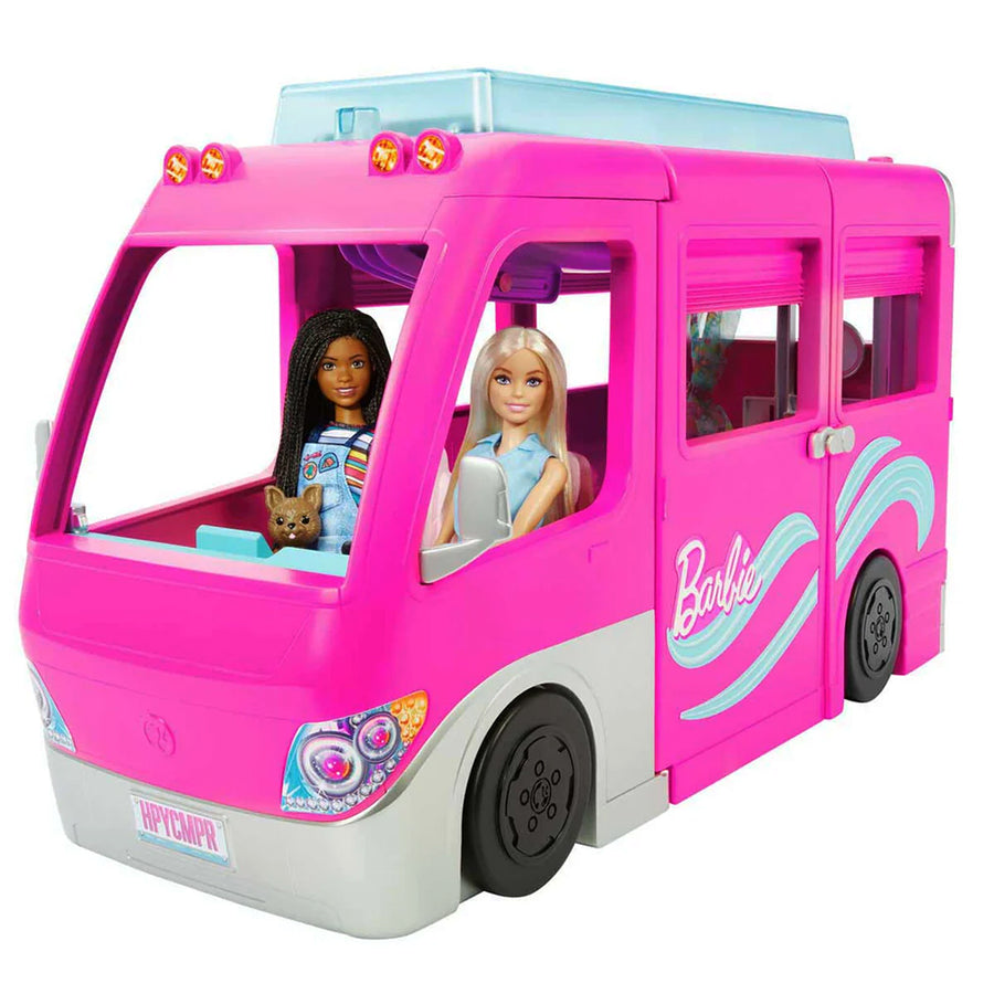 Muñeca Barbie explorando su camper fucsia